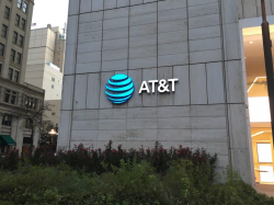 Why AT&T customers could have a first shot at a 5G iPhone ...