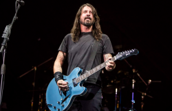 Foo Fighters\' Dave Grohl cooks BBQ for LA firefighters ...