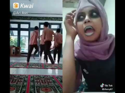 Suaranya merdu banget sampe ga kuat... 