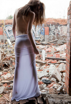 r/WtSSTaDaMiT – When the Sun Shines Through a Dress and ...