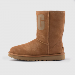 UGG - Women\'s Classic Short Rubber Logo Boots (Chestnut)